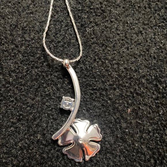 Howards Jewelery Necklace With A Blue Flower - Picture 4 of 5